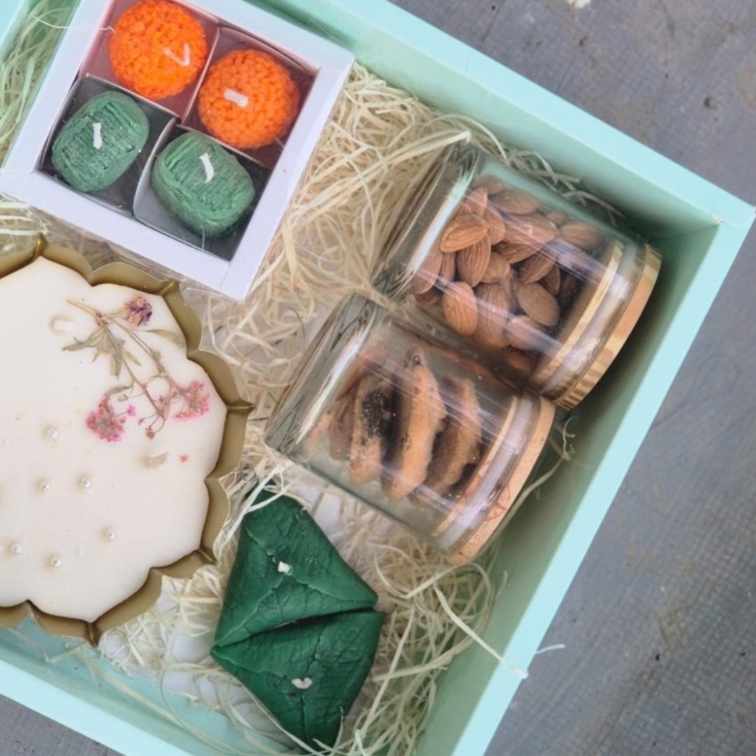 Festive Gift Hamper – Premium Candle & Eatable Combo